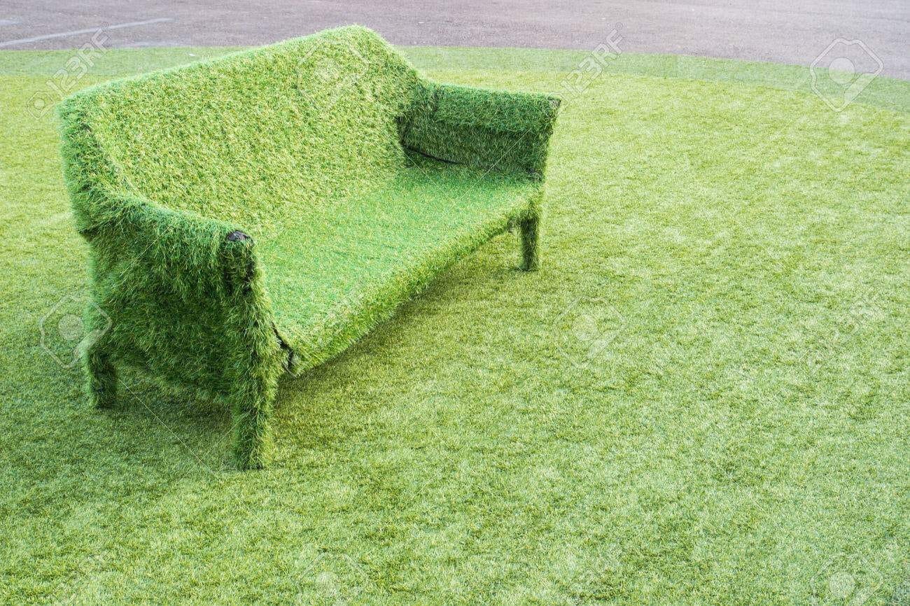sofá césped artificial
