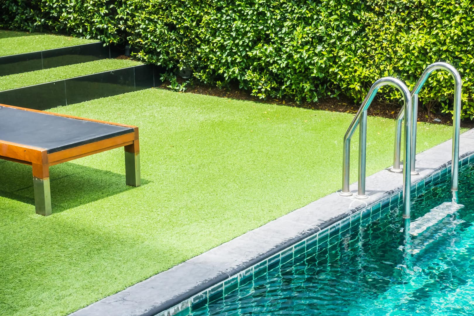 cesped artifiial piscina