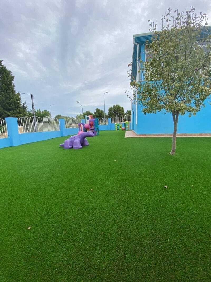 Instalación de césped artificial guardería